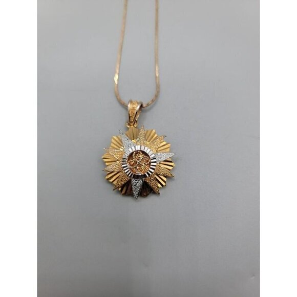 White & Gold Plated Starburst Pendant Necklace 18" Herringbone Chain - Picture 12 of 16